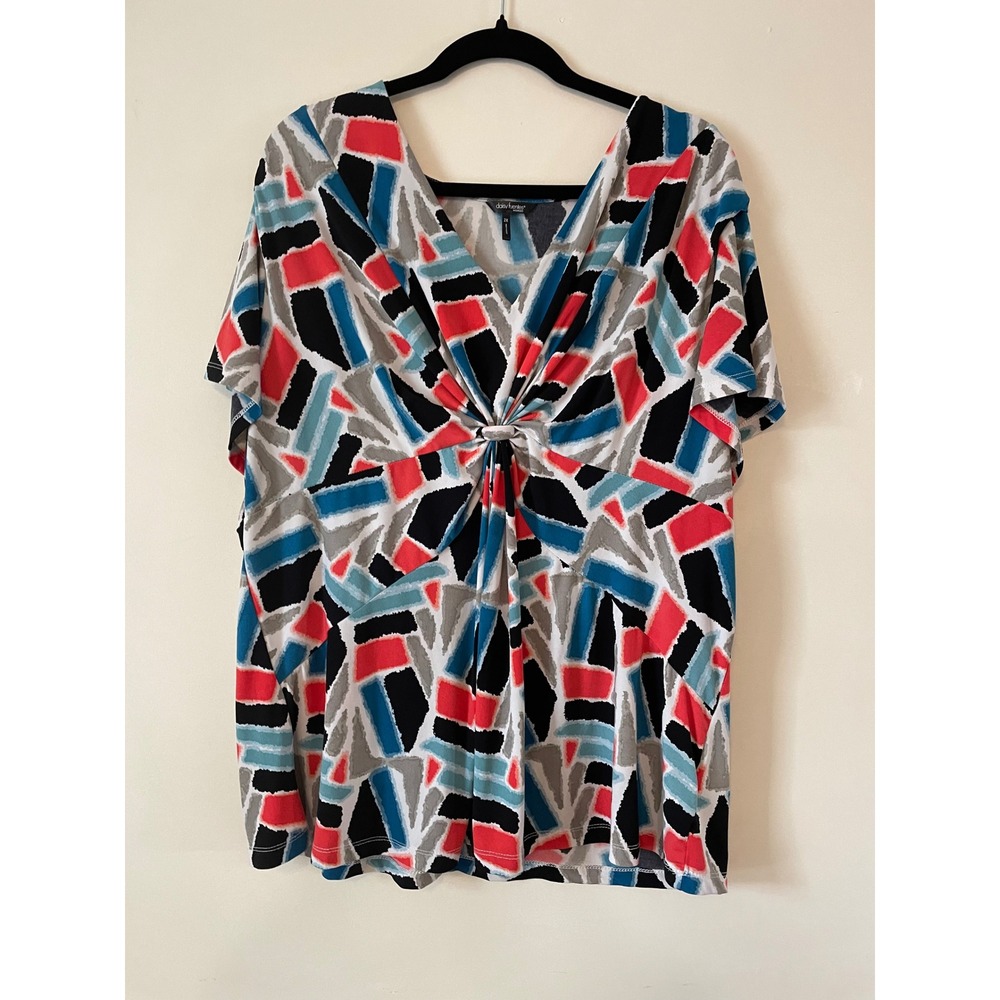 Daisy Fuentes Woman 2X Top Geometric Abstract Twist Front Short Sleeve Blouse